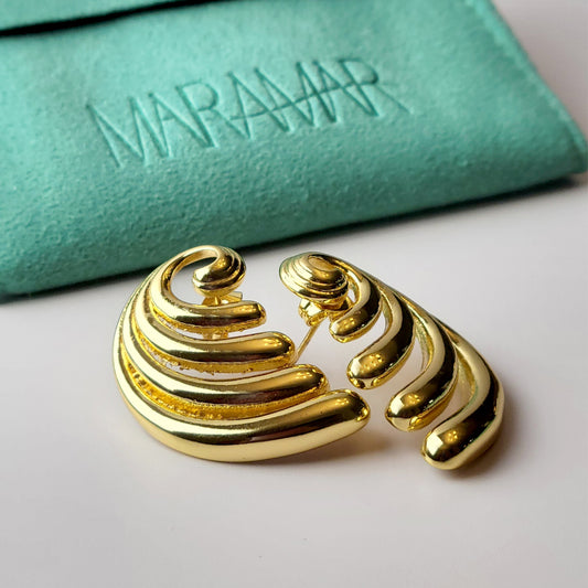 Expertly crafted from hypoallergenic stainless steel, these Large Gold Spiral Stud Earrings are not only sustainable, but also tarnish-proof, making them a low maintenance choice. Their lightweight design adds comfort to their stylish appeal. Upgrade your jewelry collection with the best in quality and design.