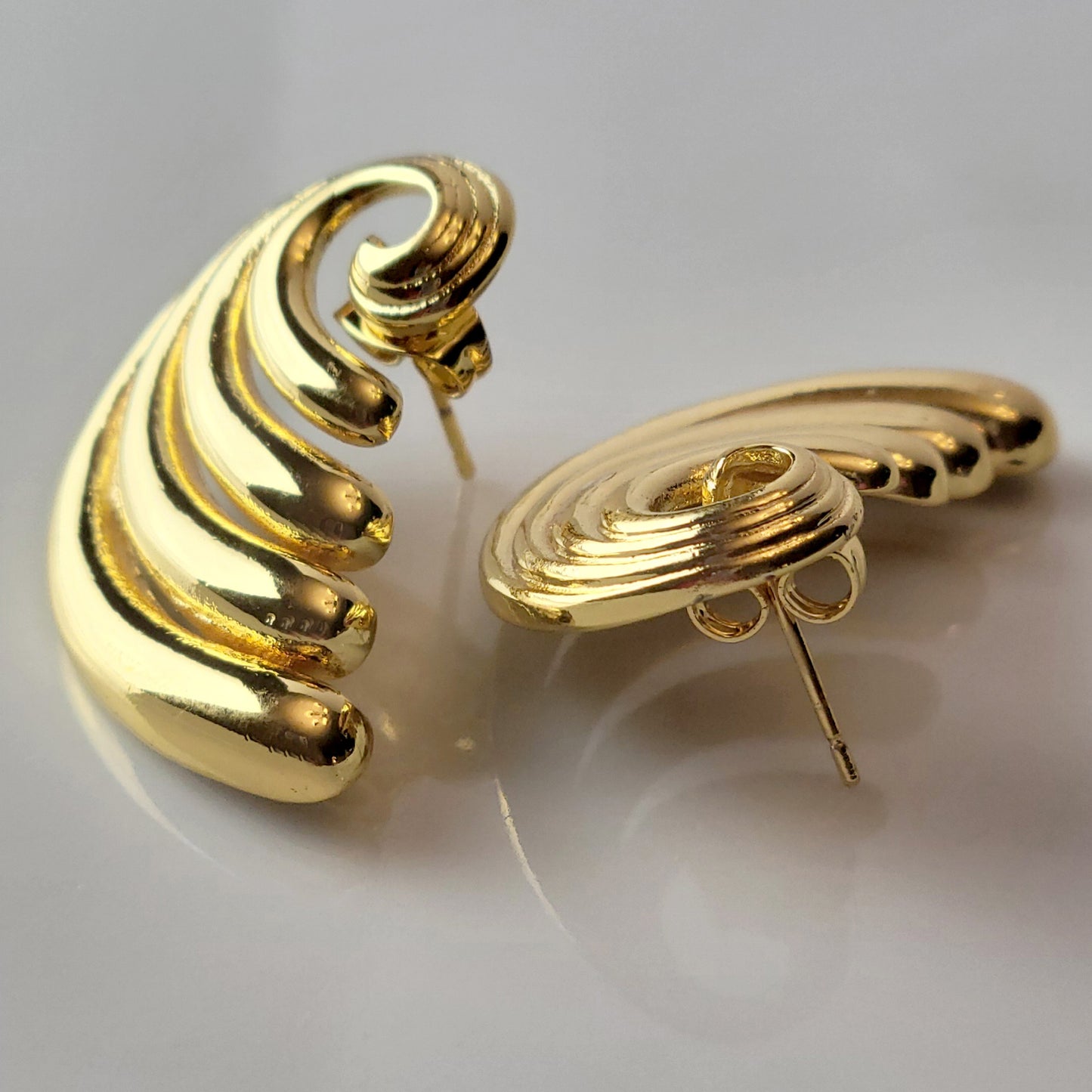Expertly crafted from hypoallergenic stainless steel, these Large Gold Spiral Stud Earrings are not only sustainable, but also tarnish-proof, making them a low maintenance choice. Their lightweight design adds comfort to their stylish appeal. Upgrade your jewelry collection with the best in quality and design.