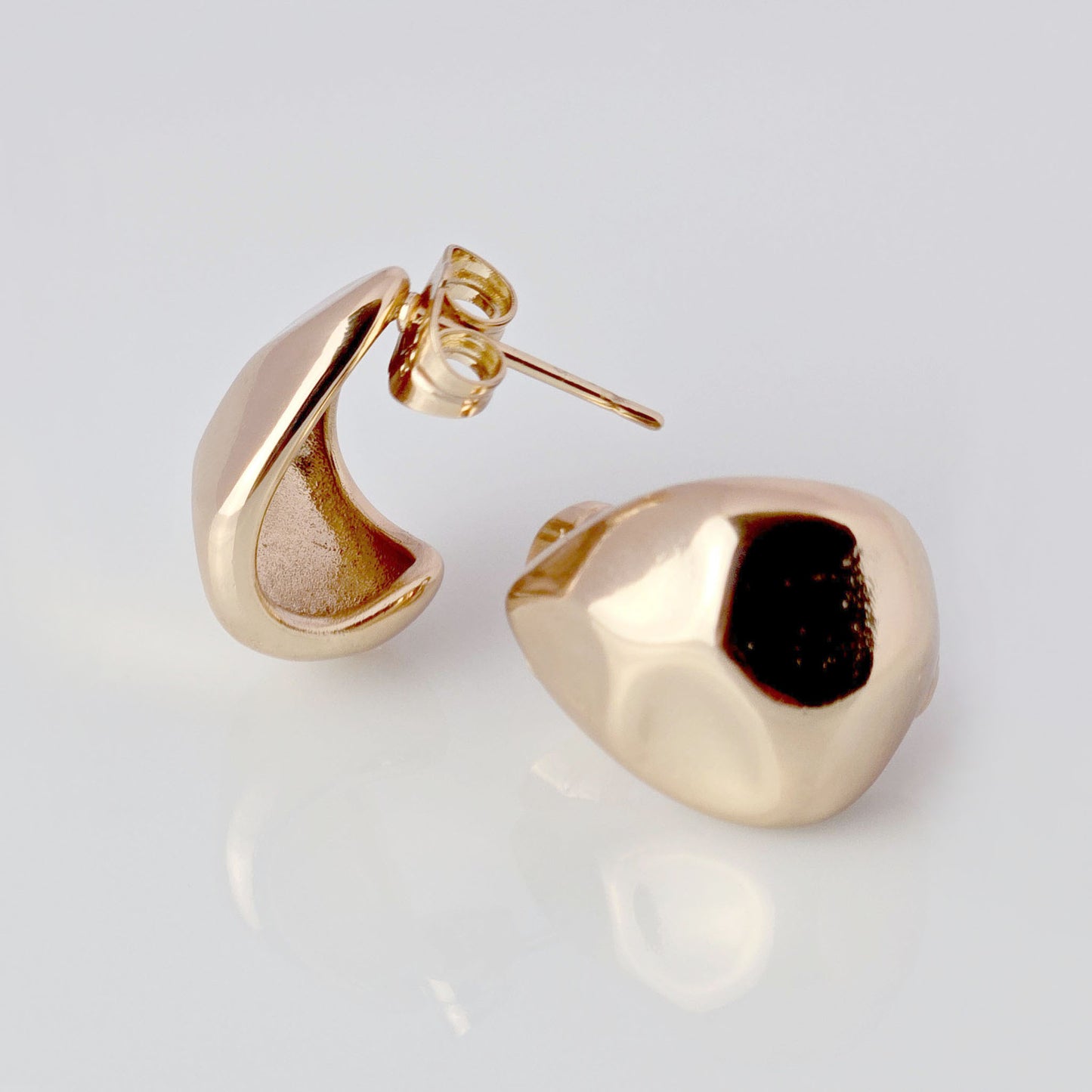 Crafted from the highest quality hypoallergenic, tarnish-proof, and sustainable stainless steel, these medium rose gold chunky drop earrings offer low maintenance and lightweight wear. Perfect for adding a touch of elegance and style to any outfit.