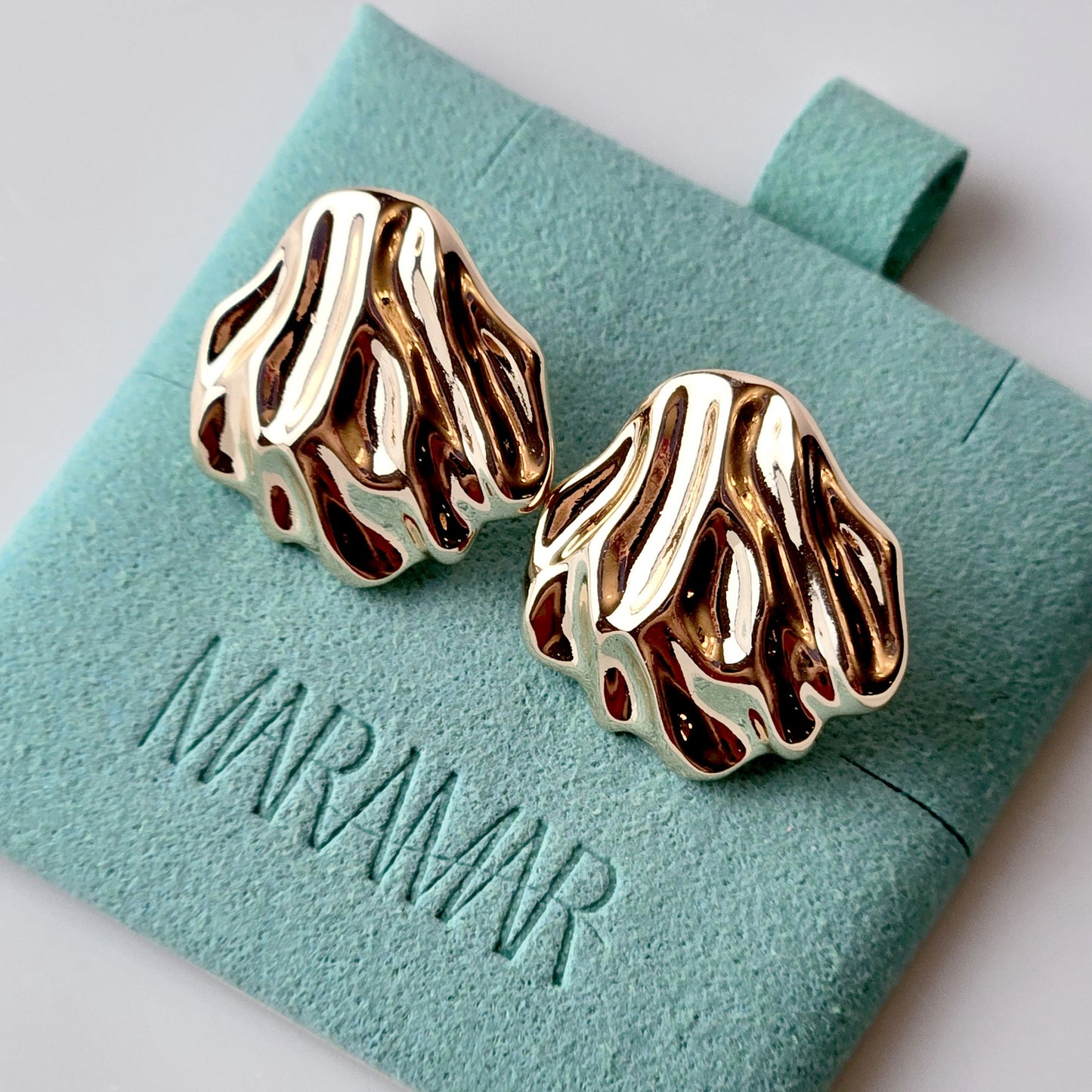 Crafted with care and expertise, our Rose Gold Chunky Shell Stud Earrings are the perfect addition to your collection. Made with hypoallergenic and water-resistant stainless steel, these earrings are both sustainable and low maintenance. Perfect for everyday wear, they are sweat-resistant and tarnish-proof for long-lasting beauty.
