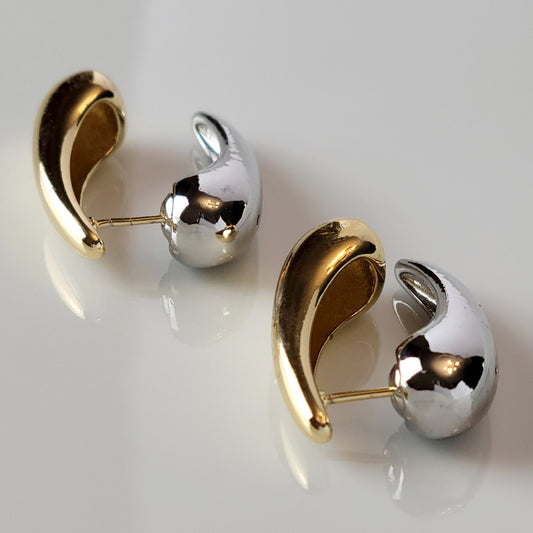Expertly crafted from hypoallergenic, tarnish-proof stainless steel, these Two-Tone Tear Drop Dangle Earrings are both sustainable and low maintenance. The lightweight design makes them comfortable for all-day wear. Elevate any outfit with these high-quality, expertly-crafted earrings.
