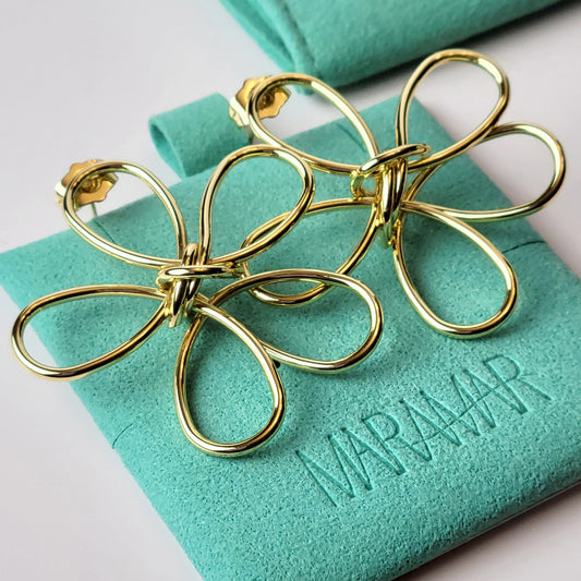 These wire frame flower dangle earrings are crafted with hypoallergenic, tarnish-proof stainless steel. Sustainable and low maintenance, they provide a lightweight and high-quality option for everyday wear.