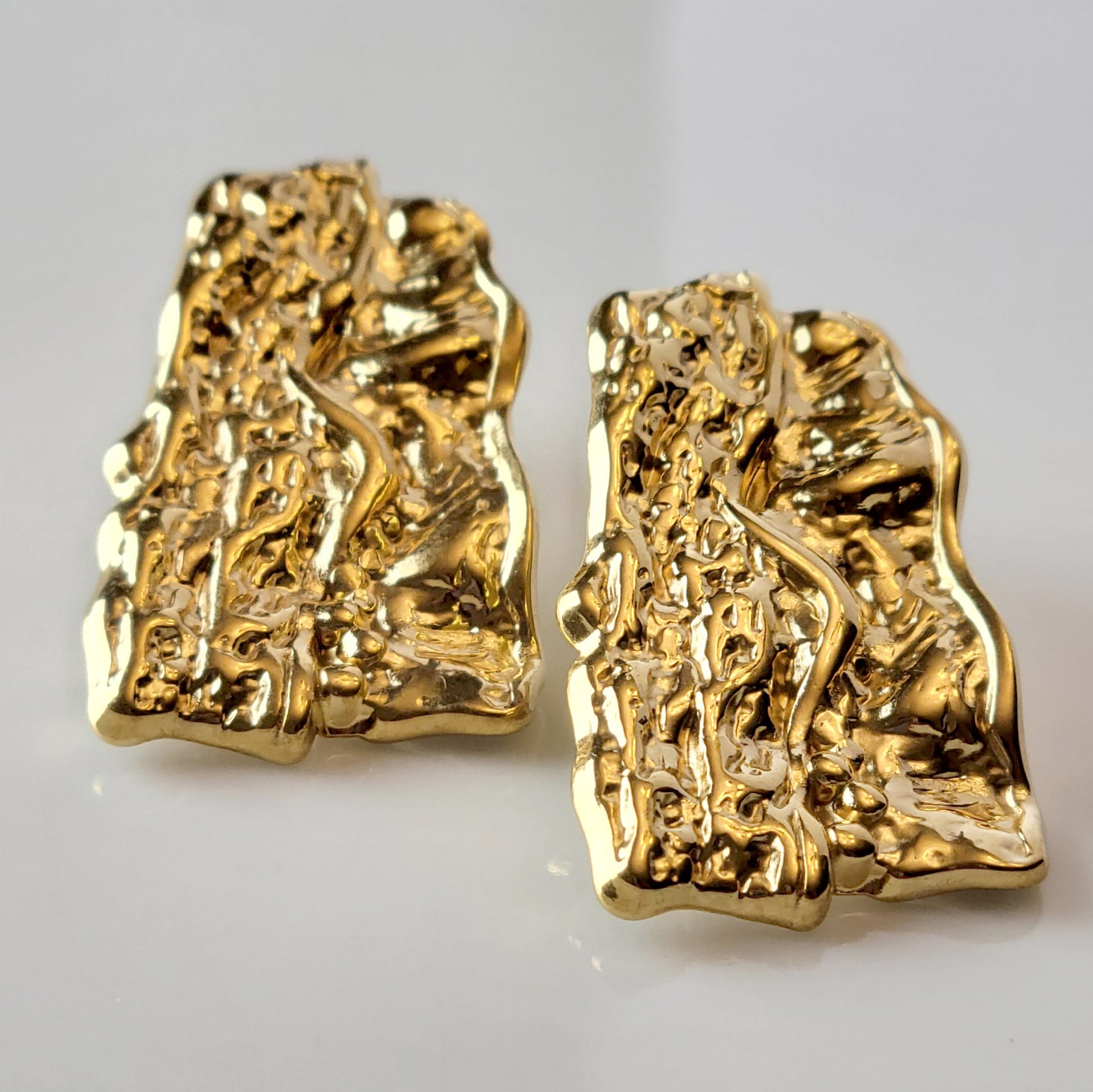 These Gold Chunky Rectangular Dangle Earrings are expertly crafted with hypoallergenic stainless steel to provide a sustainable, low maintenance option for your jewelry collection. Their tarnish-proof design ensures long-lasting wear, while their lightweight construction offers comfort for all-day wear. Elevate your style with these elegant and versatile earrings.