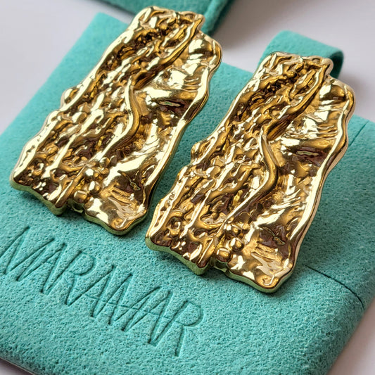 These Gold Chunky Rectangular Dangle Earrings are expertly crafted with hypoallergenic stainless steel to provide a sustainable, low maintenance option for your jewelry collection. Their tarnish-proof design ensures long-lasting wear, while their lightweight construction offers comfort for all-day wear. Elevate your style with these elegant and versatile earrings.