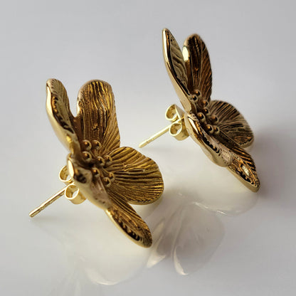 Expertly crafted from hypoallergenic, tarnish-proof stainless steel, these Gold Flower Stud Earrings offer both quality and sustainability. With a low maintenance design and lightweight feel, these earrings are the perfect addition to any jewelry collection.