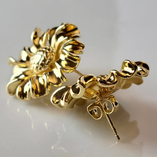 Expertly crafted from hypoallergenic and tarnish-proof stainless steel, these Golden Sunflower Stud Earrings are both sustainable and low-maintenance. With their lightweight design, they offer both style and comfort for everyday wear. Elevate any outfit with these high-quality and versatile earrings.
