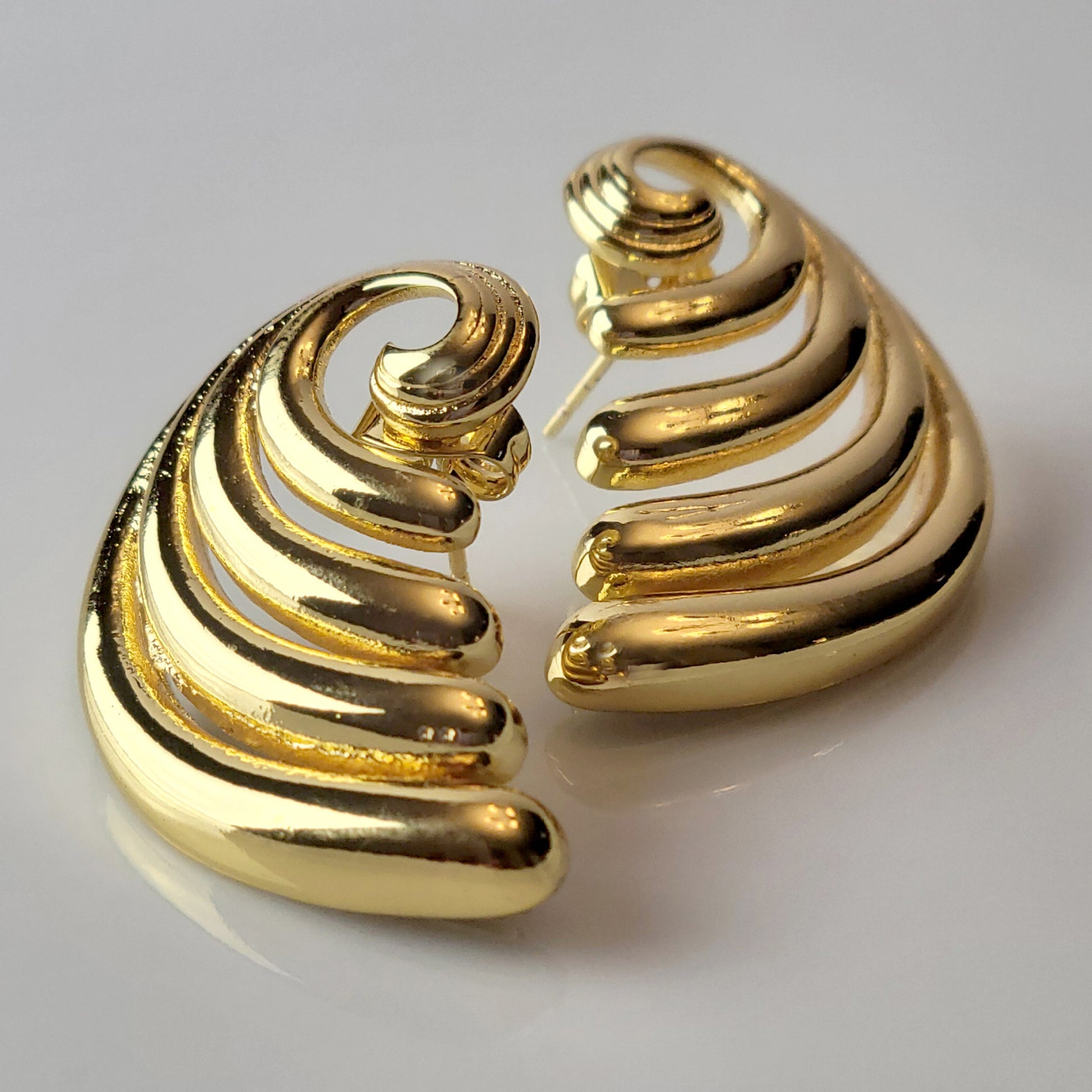 Expertly crafted from hypoallergenic stainless steel, these Large Gold Spiral Stud Earrings are not only sustainable, but also tarnish-proof, making them a low maintenance choice. Their lightweight design adds comfort to their stylish appeal. Upgrade your jewelry collection with the best in quality and design.