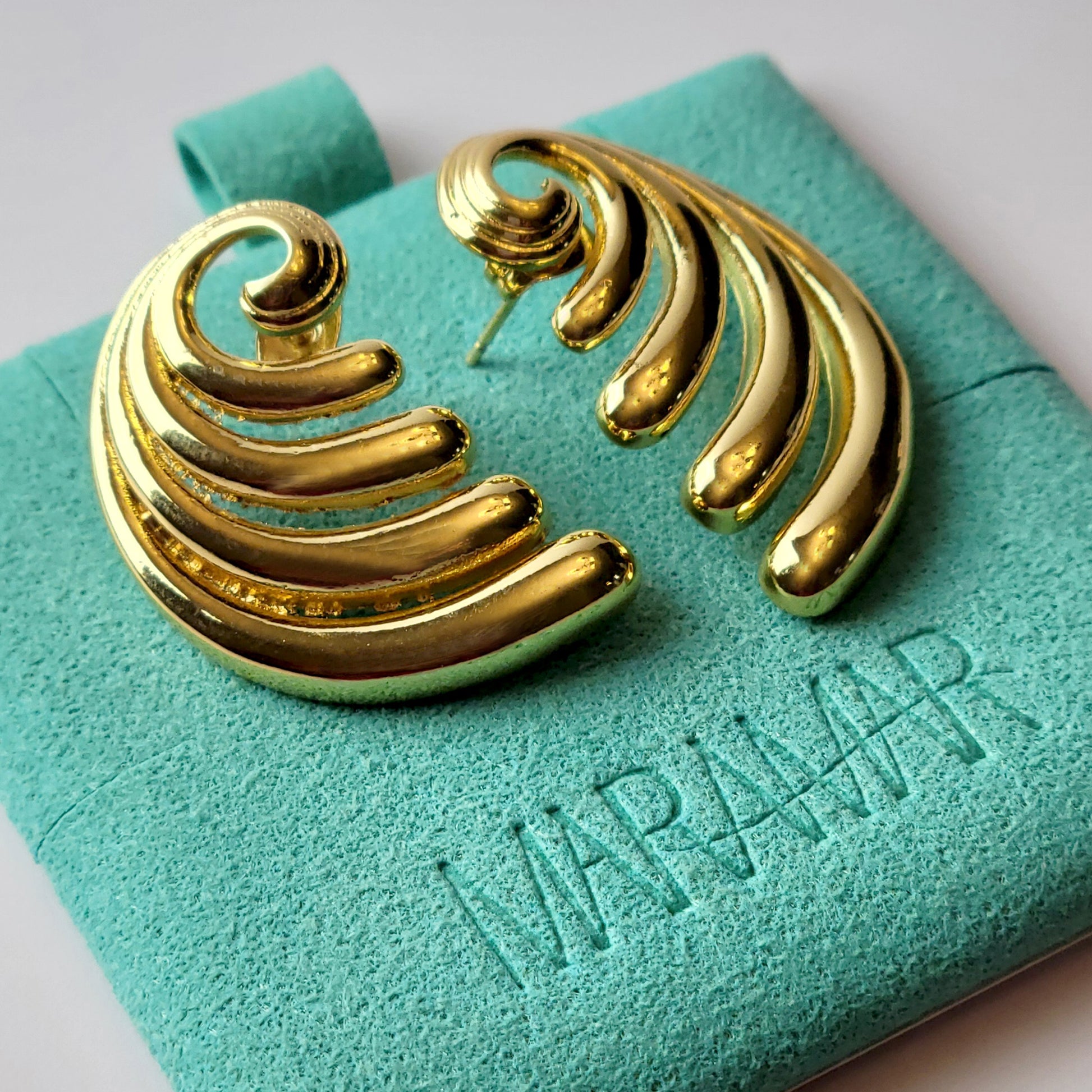 Expertly crafted from hypoallergenic stainless steel, these Large Gold Spiral Stud Earrings are not only sustainable, but also tarnish-proof, making them a low maintenance choice. Their lightweight design adds comfort to their stylish appeal. Upgrade your jewelry collection with the best in quality and design.