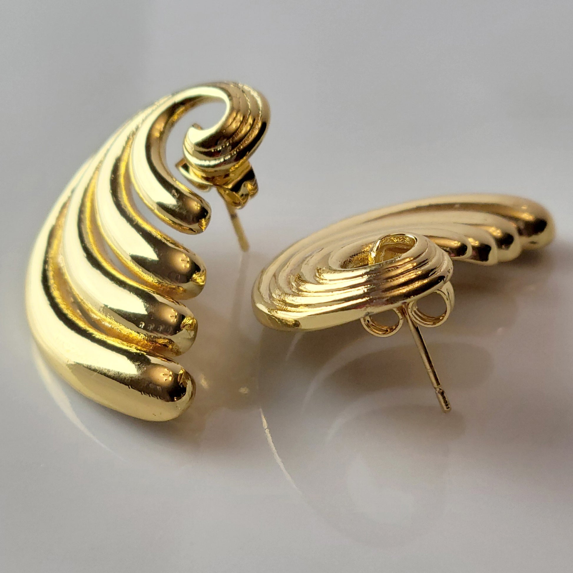 Expertly crafted from hypoallergenic stainless steel, these Large Gold Spiral Stud Earrings are not only sustainable, but also tarnish-proof, making them a low maintenance choice. Their lightweight design adds comfort to their stylish appeal. Upgrade your jewelry collection with the best in quality and design.