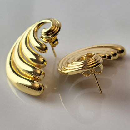 Expertly crafted from hypoallergenic stainless steel, these Large Gold Spiral Stud Earrings are not only sustainable, but also tarnish-proof, making them a low maintenance choice. Their lightweight design adds comfort to their stylish appeal. Upgrade your jewelry collection with the best in quality and design.