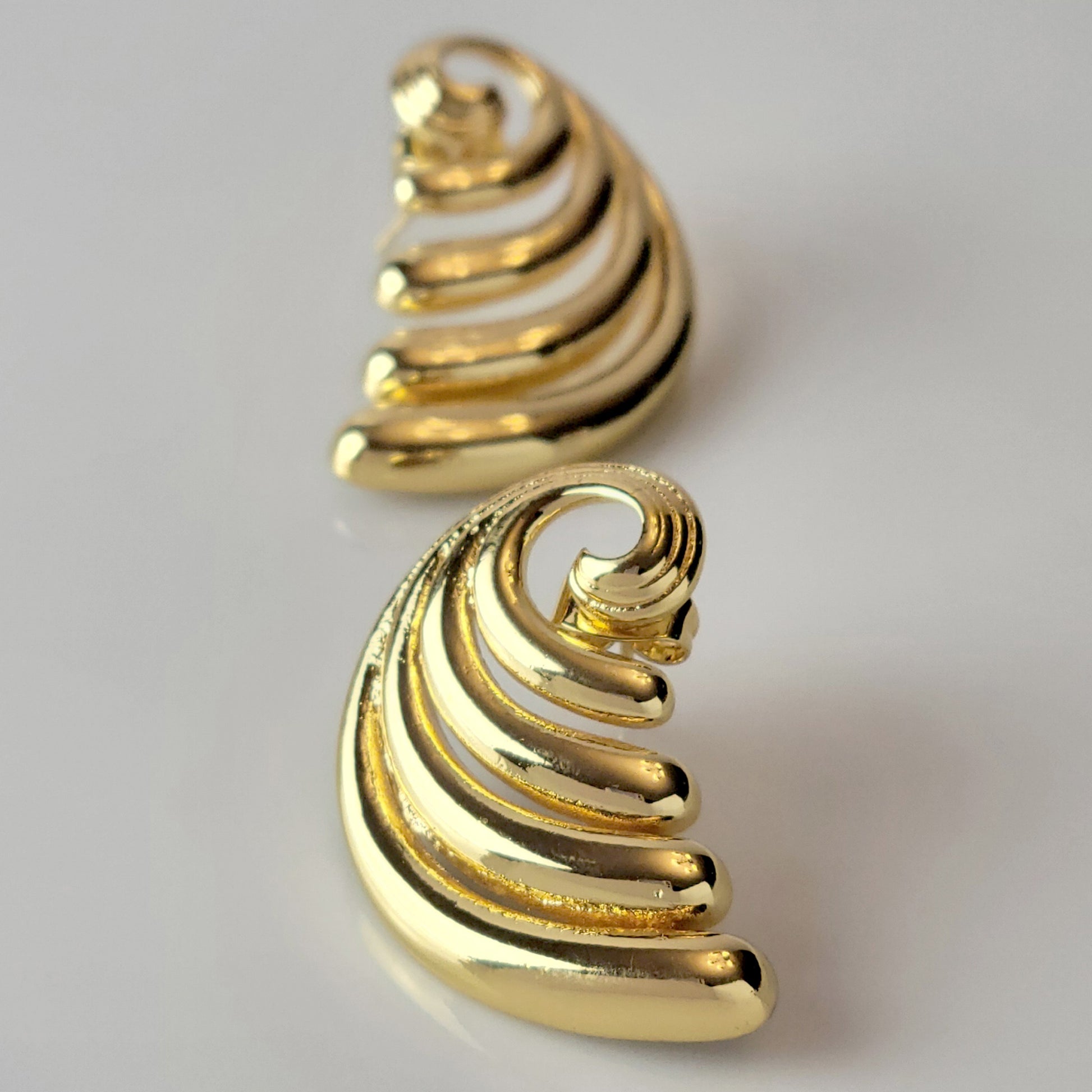 Expertly crafted from hypoallergenic stainless steel, these Large Gold Spiral Stud Earrings are not only sustainable, but also tarnish-proof, making them a low maintenance choice. Their lightweight design adds comfort to their stylish appeal. Upgrade your jewelry collection with the best in quality and design.