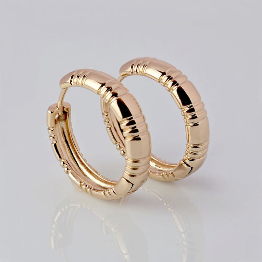 Expertly crafted with hypoallergenic stainless steel, these large rose gold hoop earrings are perfect for those with sensitive ears. Enjoy the beauty and shine of real gold without the worry of tarnishing or irritation. With their lightweight and sustainable design, these earrings make a stylish and hassle-free addition to any jewelry collection.