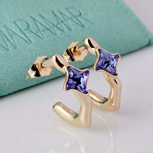 Crafted with the highest quality hypoallergenic stainless steel, these medium rose gold drop earrings are both sustainable and low maintenance. The blue stone adds a touch of elegance, making these lightweight earrings perfect for any occasion. Say goodbye to tarnishing and hello to timeless style.