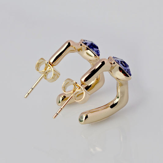 Crafted with the highest quality hypoallergenic stainless steel, these medium rose gold drop earrings are both sustainable and low maintenance. The blue stone adds a touch of elegance, making these lightweight earrings perfect for any occasion. Say goodbye to tarnishing and hello to timeless style.