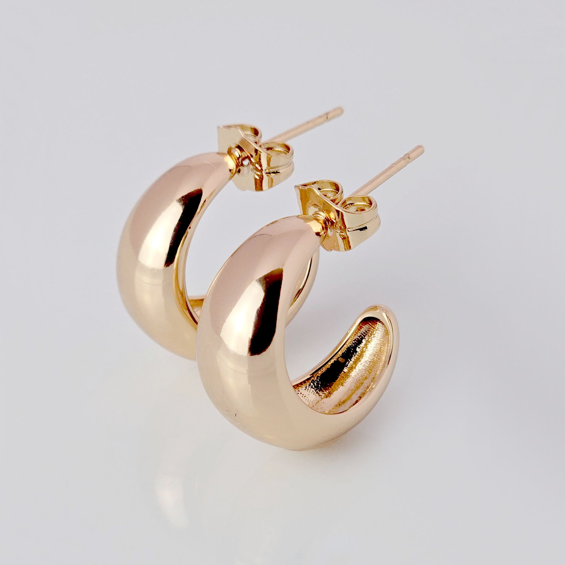 These Medium Rose Gold Bold Hoop Earrings are made from hypoallergenic, tarnish-proof, and sustainable stainless steel. With low maintenance and lightweight properties, they provide both style and comfort. Elevate your look with confidence and ease.