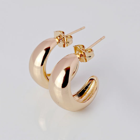 These Medium Rose Gold Bold Hoop Earrings are made from hypoallergenic, tarnish-proof, and sustainable stainless steel. With low maintenance and lightweight properties, they provide both style and comfort. Elevate your look with confidence and ease.