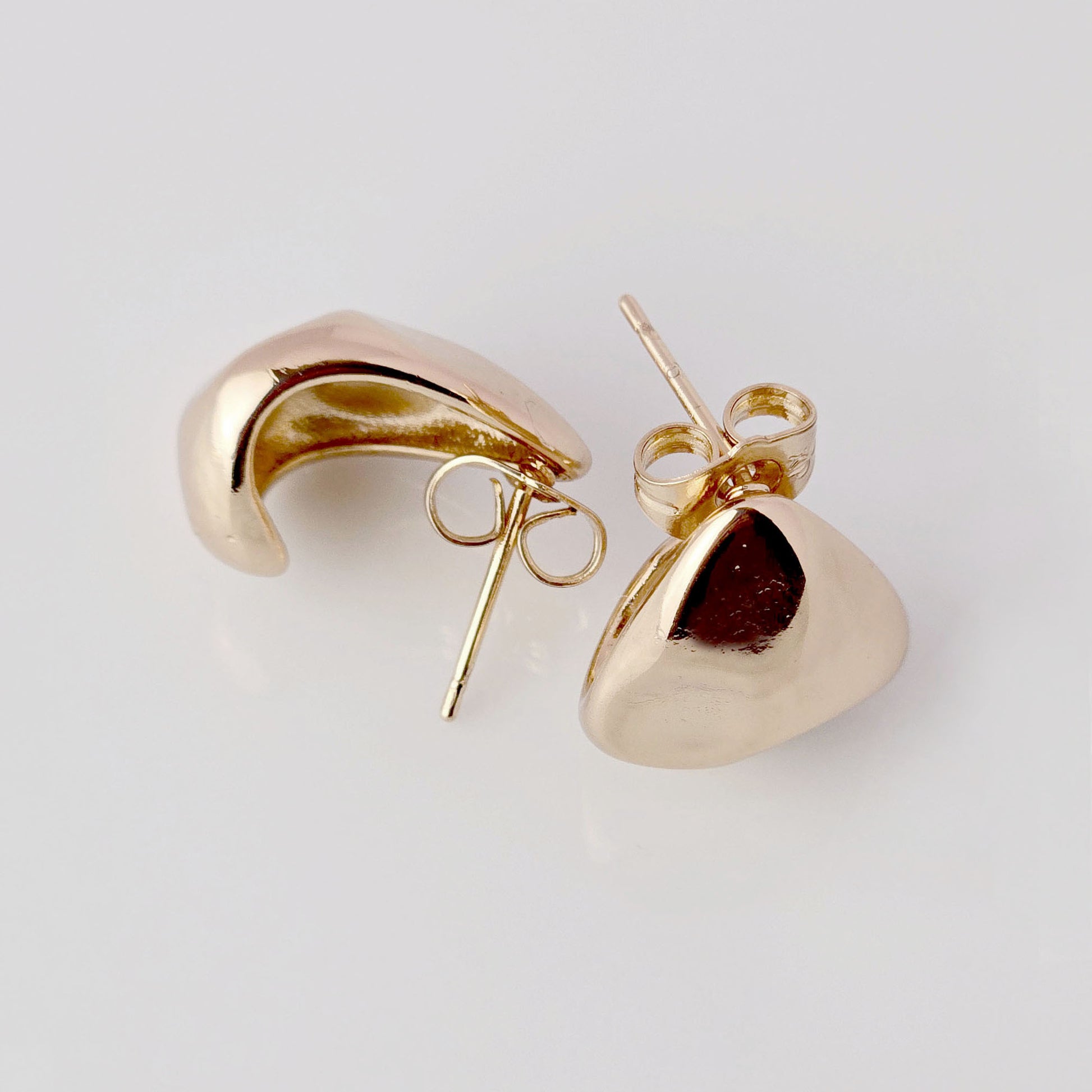 Crafted from the highest quality hypoallergenic, tarnish-proof, and sustainable stainless steel, these medium rose gold chunky drop earrings offer low maintenance and lightweight wear. Perfect for adding a touch of elegance and style to any outfit.