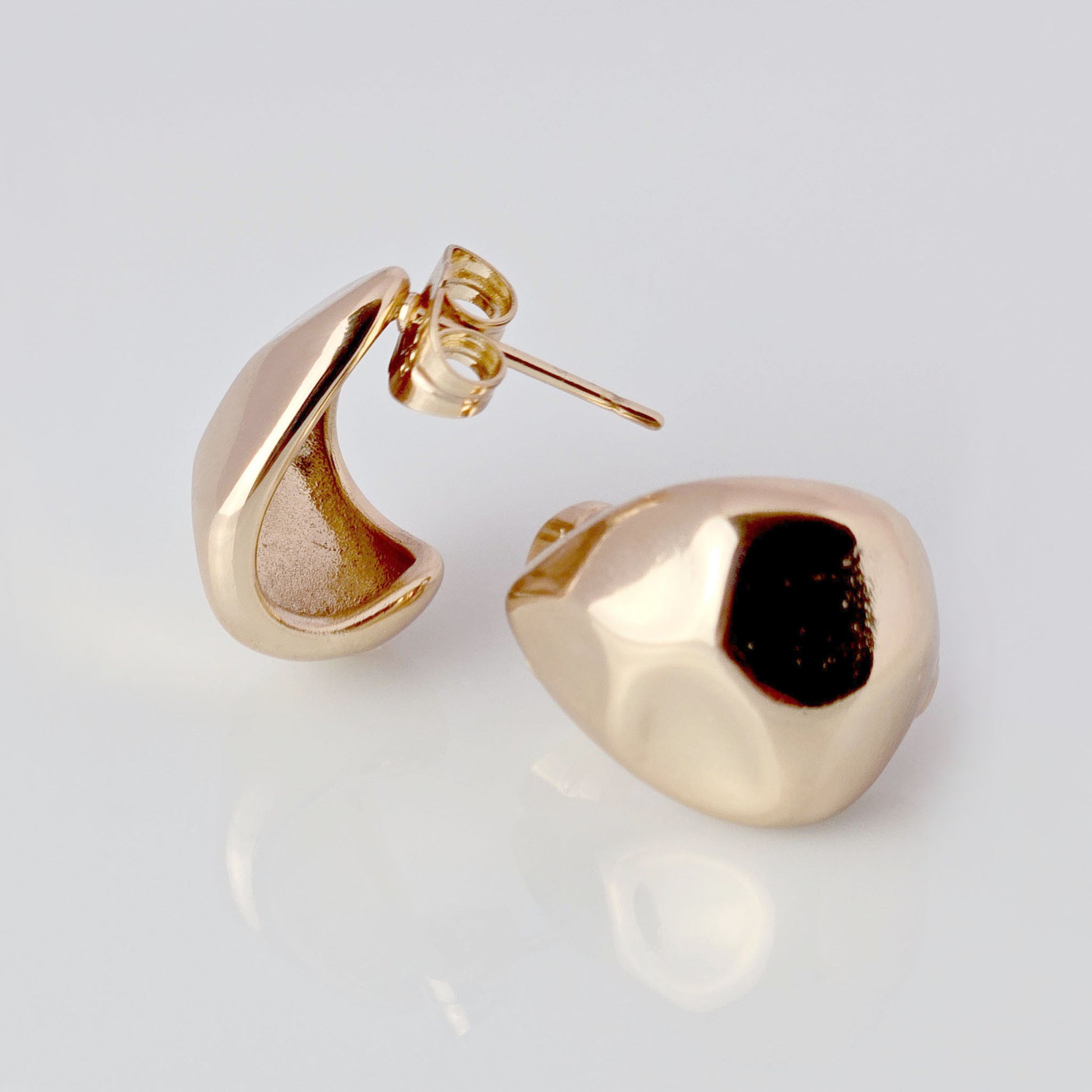 Crafted from the highest quality hypoallergenic, tarnish-proof, and sustainable stainless steel, these medium rose gold chunky drop earrings offer low maintenance and lightweight wear. Perfect for adding a touch of elegance and style to any outfit.