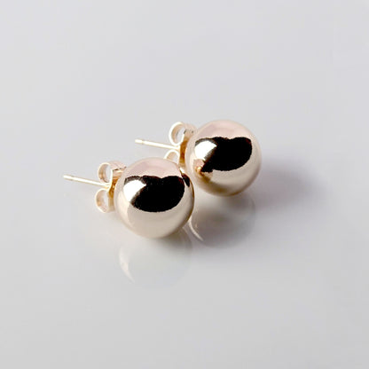Made with the highest quality hypoallergenic, tarnish-proof stainless steel, our Medium Rose Gold Classic Ball Stud Earrings are both sustainable and low maintenance. You can wear these lightweight earrings every day without worrying about any allergic reactions or tarnishing. Upgrade your jewelry collection with these timeless and durable studs.