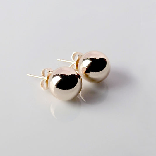 Made with the highest quality hypoallergenic, tarnish-proof stainless steel, our Medium Rose Gold Classic Ball Stud Earrings are both sustainable and low maintenance. You can wear these lightweight earrings every day without worrying about any allergic reactions or tarnishing. Upgrade your jewelry collection with these timeless and durable studs.
