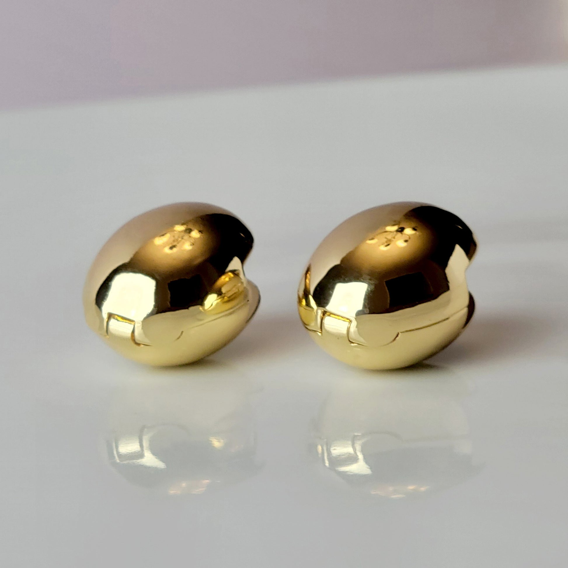 Crafted from high quality, hypoallergenic stainless steel, these oval hoop earrings are both sustainable and low maintenance. Say goodbye to tarnishing and enjoy their lightweight design for all-day wear.