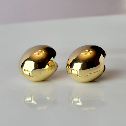 Crafted from high quality, hypoallergenic stainless steel, these oval hoop earrings are both sustainable and low maintenance. Say goodbye to tarnishing and enjoy their lightweight design for all-day wear.