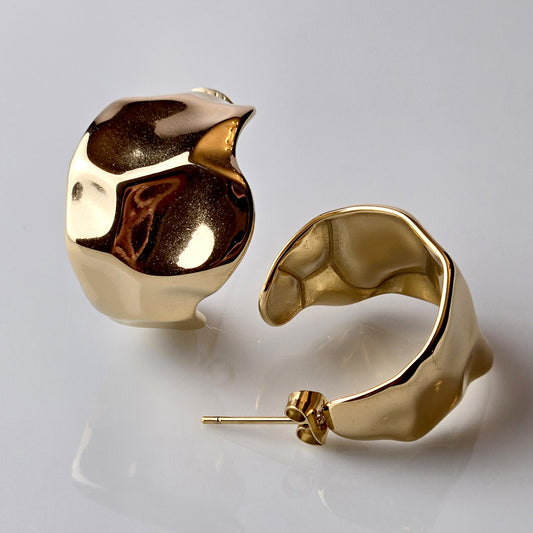 Upgrade your accessories with our Rose Gold Chunky Illusion Hoop Earrings. Made with hypoallergenic stainless steel, these earrings are water and sweat-resistant for your active lifestyle. With a tarnish-proof finish, they require low maintenance and are lightweight for all-day wear. Elevate your look with confidence.
