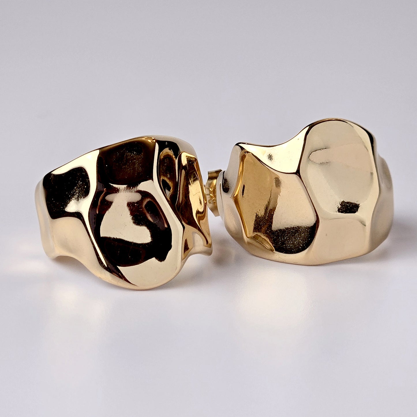 Upgrade your accessories with our Rose Gold Chunky Illusion Hoop Earrings. Made with hypoallergenic stainless steel, these earrings are water and sweat-resistant for your active lifestyle. With a tarnish-proof finish, they require low maintenance and are lightweight for all-day wear. Elevate your look with confidence.