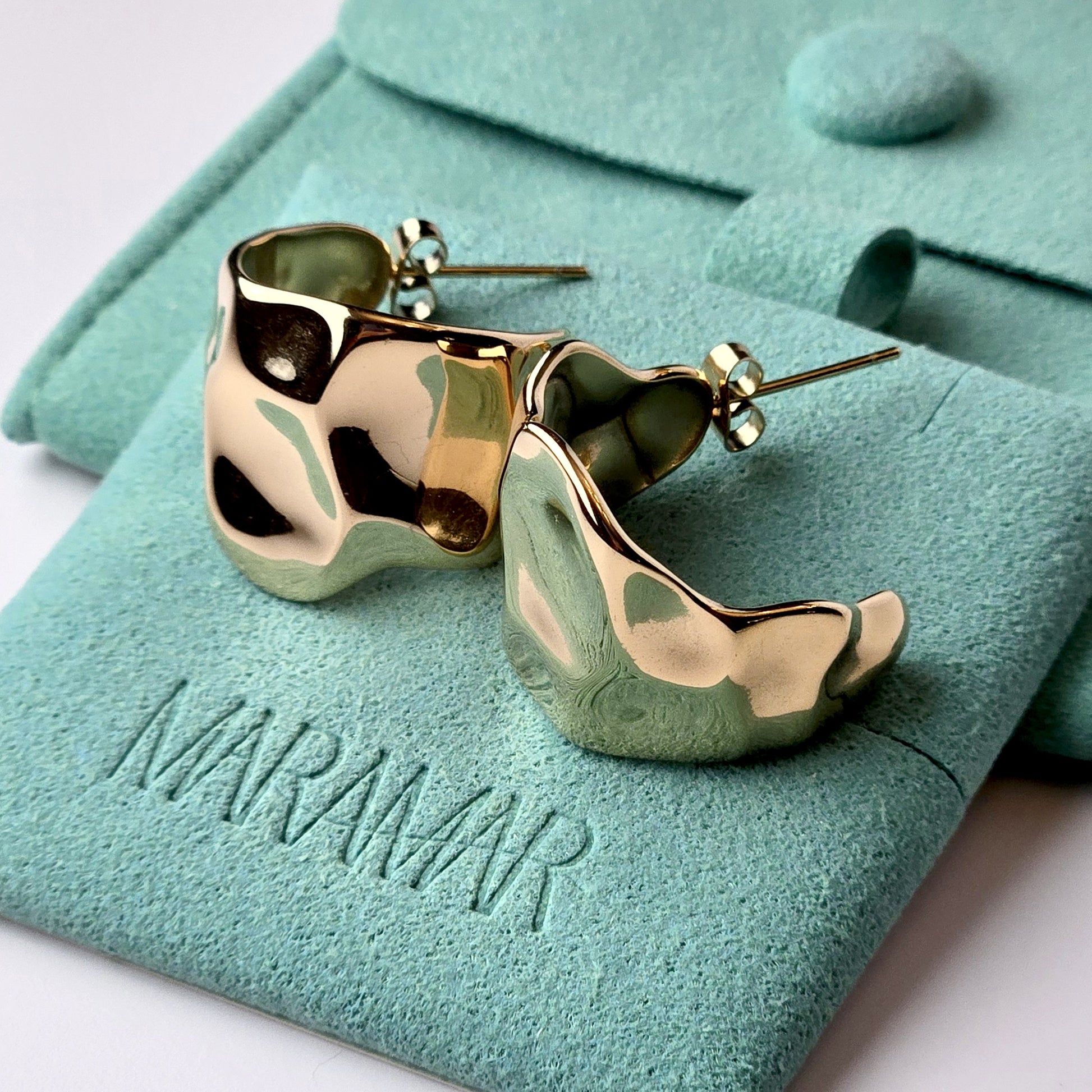 Upgrade your accessories with our Rose Gold Chunky Illusion Hoop Earrings. Made with hypoallergenic stainless steel, these earrings are water and sweat-resistant for your active lifestyle. With a tarnish-proof finish, they require low maintenance and are lightweight for all-day wear. Elevate your look with confidence.
