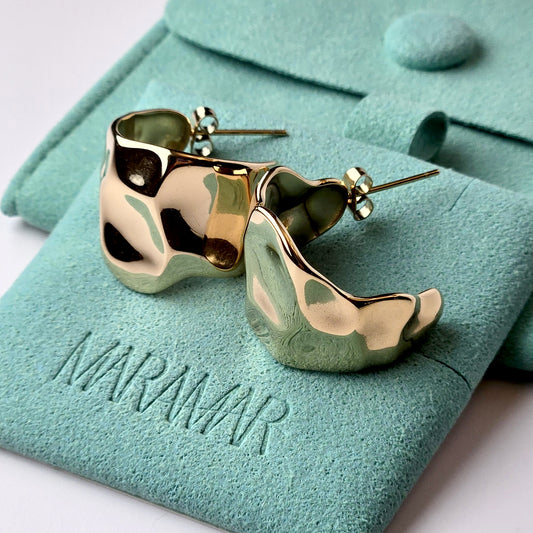 Upgrade your accessories with our Rose Gold Chunky Illusion Hoop Earrings. Made with hypoallergenic stainless steel, these earrings are water and sweat-resistant for your active lifestyle. With a tarnish-proof finish, they require low maintenance and are lightweight for all-day wear. Elevate your look with confidence.
