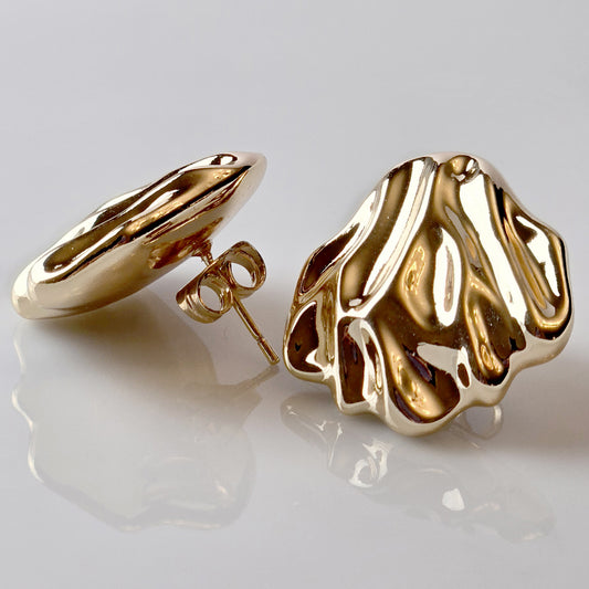 Crafted with care and expertise, our Rose Gold Chunky Shell Stud Earrings are the perfect addition to your collection. Made with hypoallergenic and water-resistant stainless steel, these earrings are both sustainable and low maintenance. Perfect for everyday wear, they are sweat-resistant and tarnish-proof for long-lasting beauty.