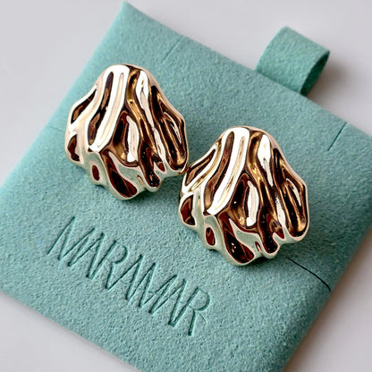 Crafted with care and expertise, our Rose Gold Chunky Shell Stud Earrings are the perfect addition to your collection. Made with hypoallergenic and water-resistant stainless steel, these earrings are both sustainable and low maintenance. Perfect for everyday wear, they are sweat-resistant and tarnish-proof for long-lasting beauty.