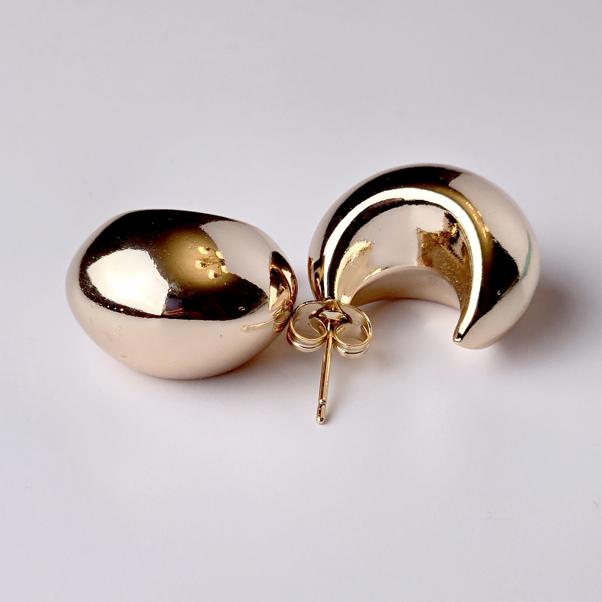 Crafted with the highest quality stainless steel, our Rose Gold Half Moon Hoop Earrings are hypoallergenic, water and sweat resistant, and tarnish-proof for long-lasting wear. With a sustainable design and low maintenance, these lightweight earrings are perfect for any occasion.