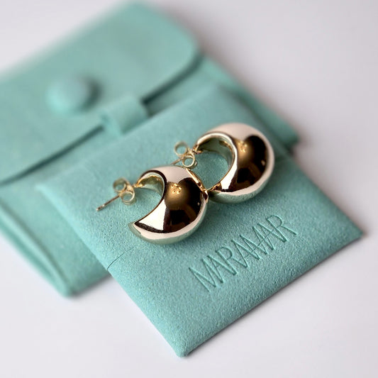 Crafted with the highest quality stainless steel, our Rose Gold Half Moon Hoop Earrings are hypoallergenic, water and sweat resistant, and tarnish-proof for long-lasting wear. With a sustainable design and low maintenance, these lightweight earrings are perfect for any occasion.