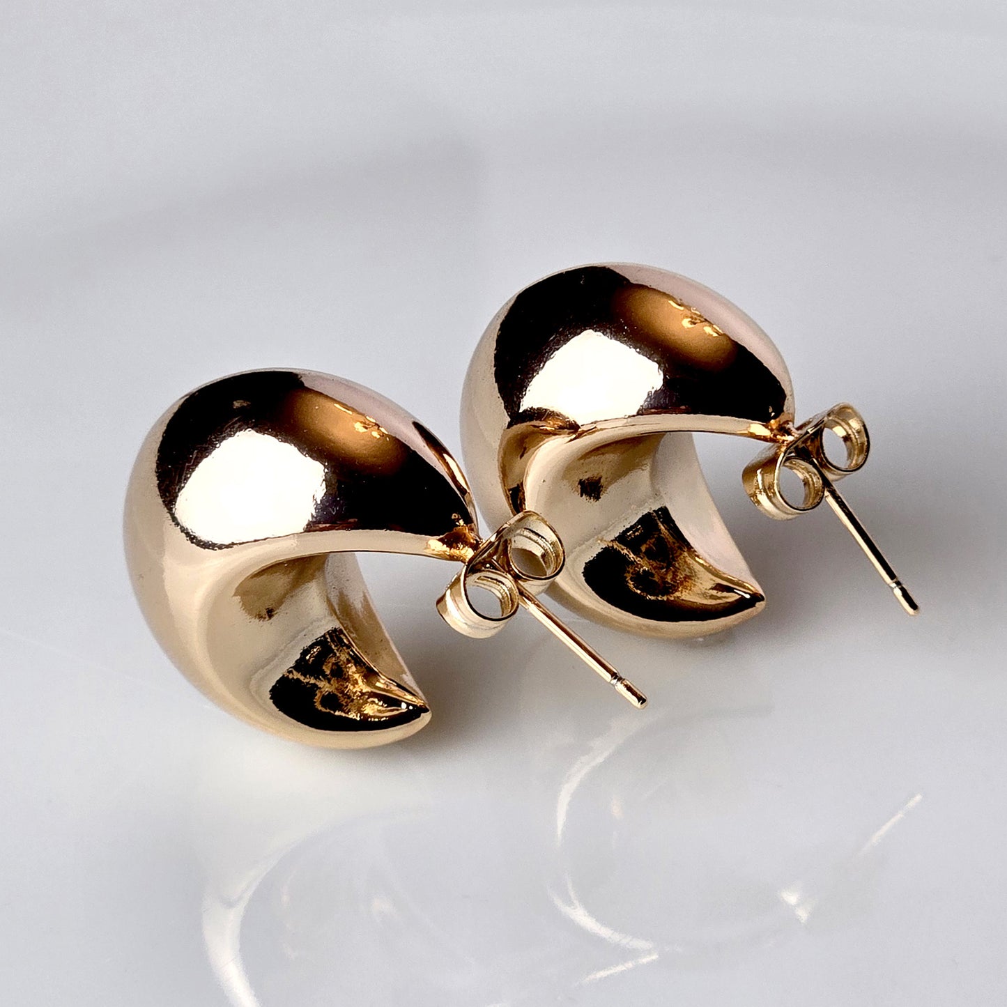 Crafted with the highest quality stainless steel, our Rose Gold Half Moon Hoop Earrings are hypoallergenic, water and sweat resistant, and tarnish-proof for long-lasting wear. With a sustainable design and low maintenance, these lightweight earrings are perfect for any occasion.