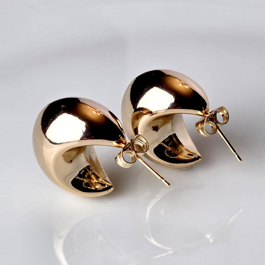 Crafted with the highest quality stainless steel, our Rose Gold Half Moon Hoop Earrings are hypoallergenic, water and sweat resistant, and tarnish-proof for long-lasting wear. With a sustainable design and low maintenance, these lightweight earrings are perfect for any occasion.