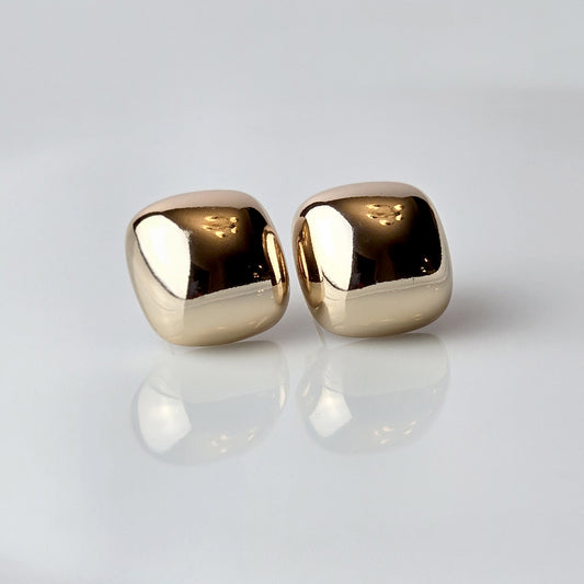 Crafted from hypoallergenic and sustainable stainless steel, these Rose Gold Square Stud Earrings are perfect for everyday wear. With their water and sweat-resistant design, they require low maintenance while remaining tarnish-proof. Enjoy a comfortable, lightweight fit while adding a touch of elegance to any outfit.