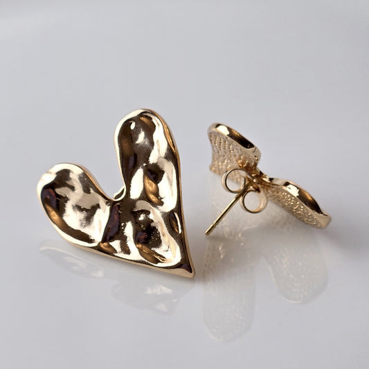 Discover the perfect balance of style and practicality with our Rose Gold Stone Heart Stud Earrings. Made of high-quality hypoallergenic stainless steel, these earrings are water and sweat-resistant, with a tarnish-proof finish. Not only are they sustainable, but also low maintenance and lightweight for comfortable wear all day long.