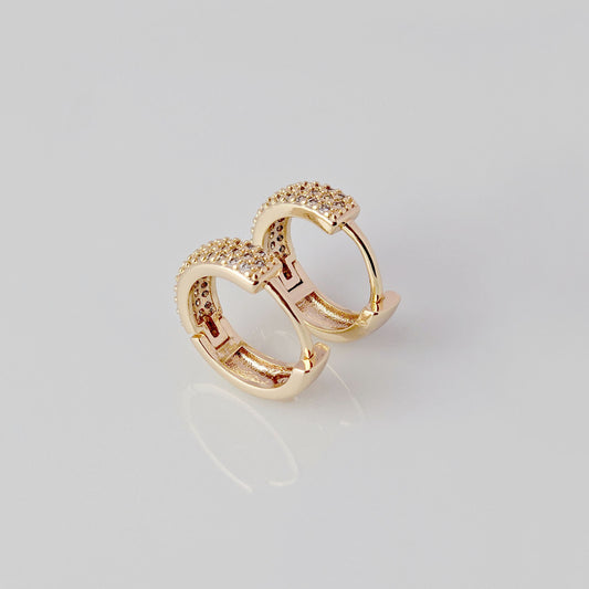 Expertly crafted from hypoallergenic, tarnish-proof stainless steel, these Small Rose Gold Sparkle Huggie Earrings offer both style and sustainability. With low maintenance and a lightweight design, they are perfect for everyday wear. Elevate your look with these high-quality, durable earrings.