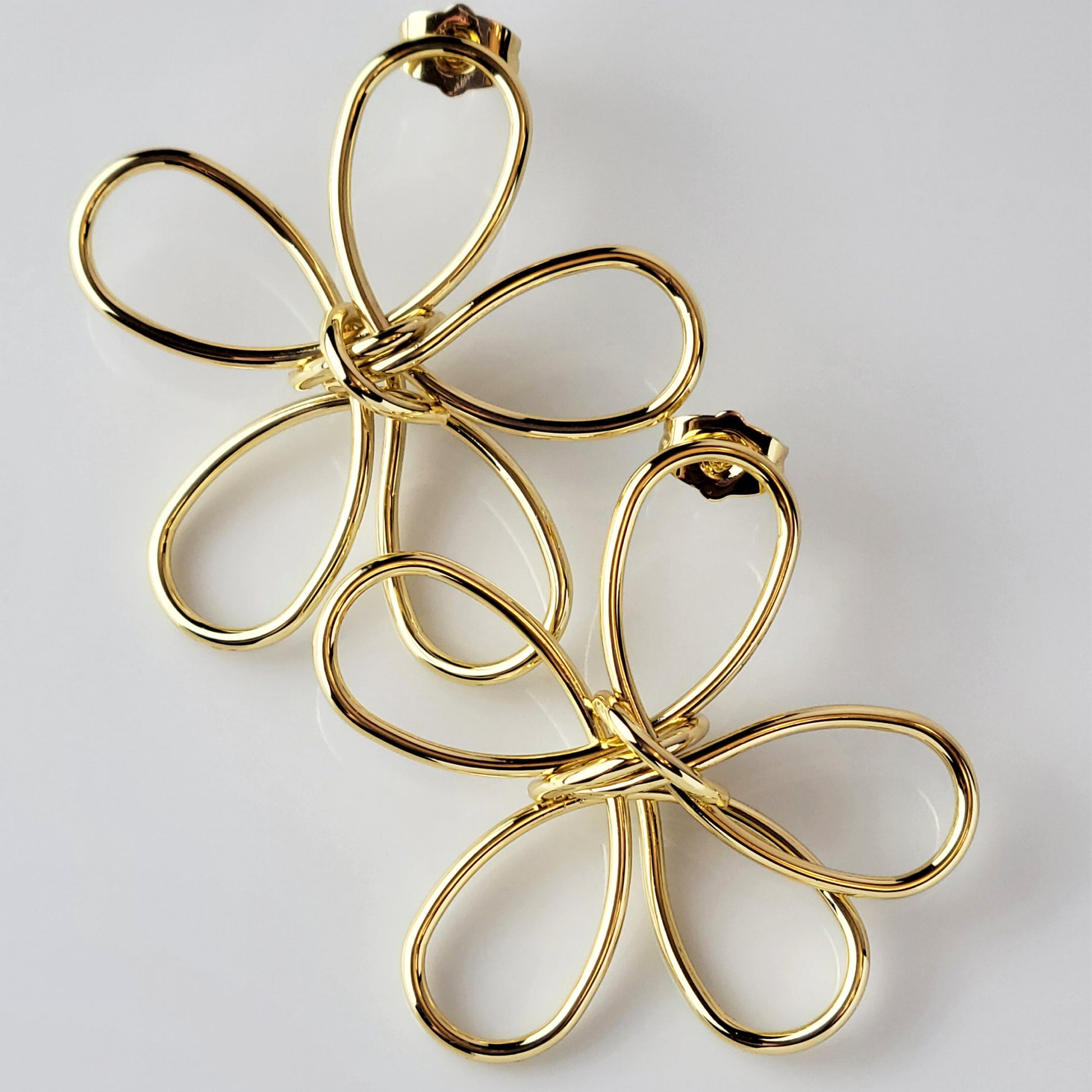 These wire frame flower dangle earrings are crafted with hypoallergenic, tarnish-proof stainless steel. Sustainable and low maintenance, they provide a lightweight and high-quality option for everyday wear.