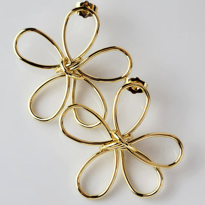 These wire frame flower dangle earrings are crafted with hypoallergenic, tarnish-proof stainless steel. Sustainable and low maintenance, they provide a lightweight and high-quality option for everyday wear.