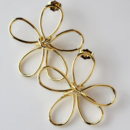 These wire frame flower dangle earrings are crafted with hypoallergenic, tarnish-proof stainless steel. Sustainable and low maintenance, they provide a lightweight and high-quality option for everyday wear.