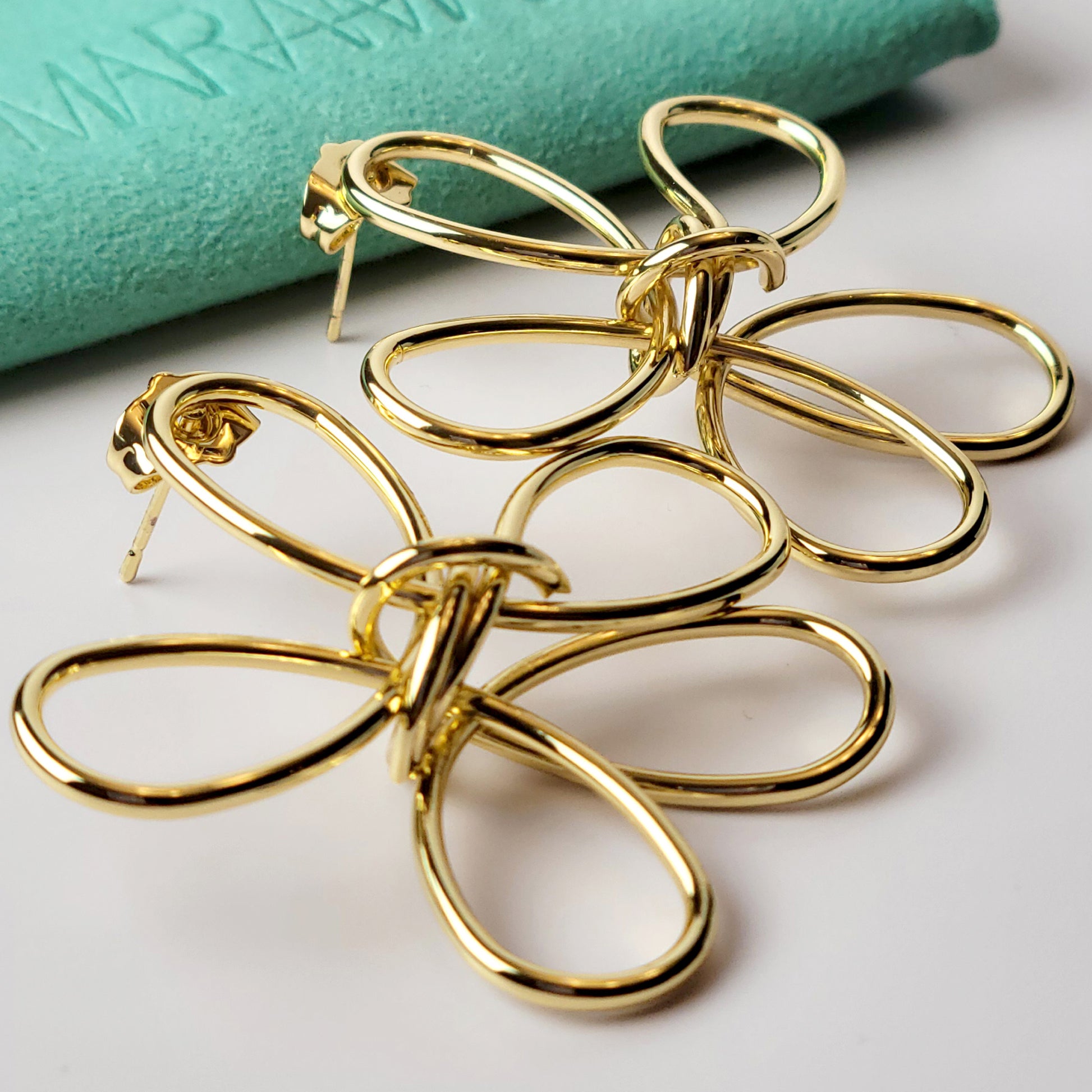 These wire frame flower dangle earrings are crafted with hypoallergenic, tarnish-proof stainless steel. Sustainable and low maintenance, they provide a lightweight and high-quality option for everyday wear.