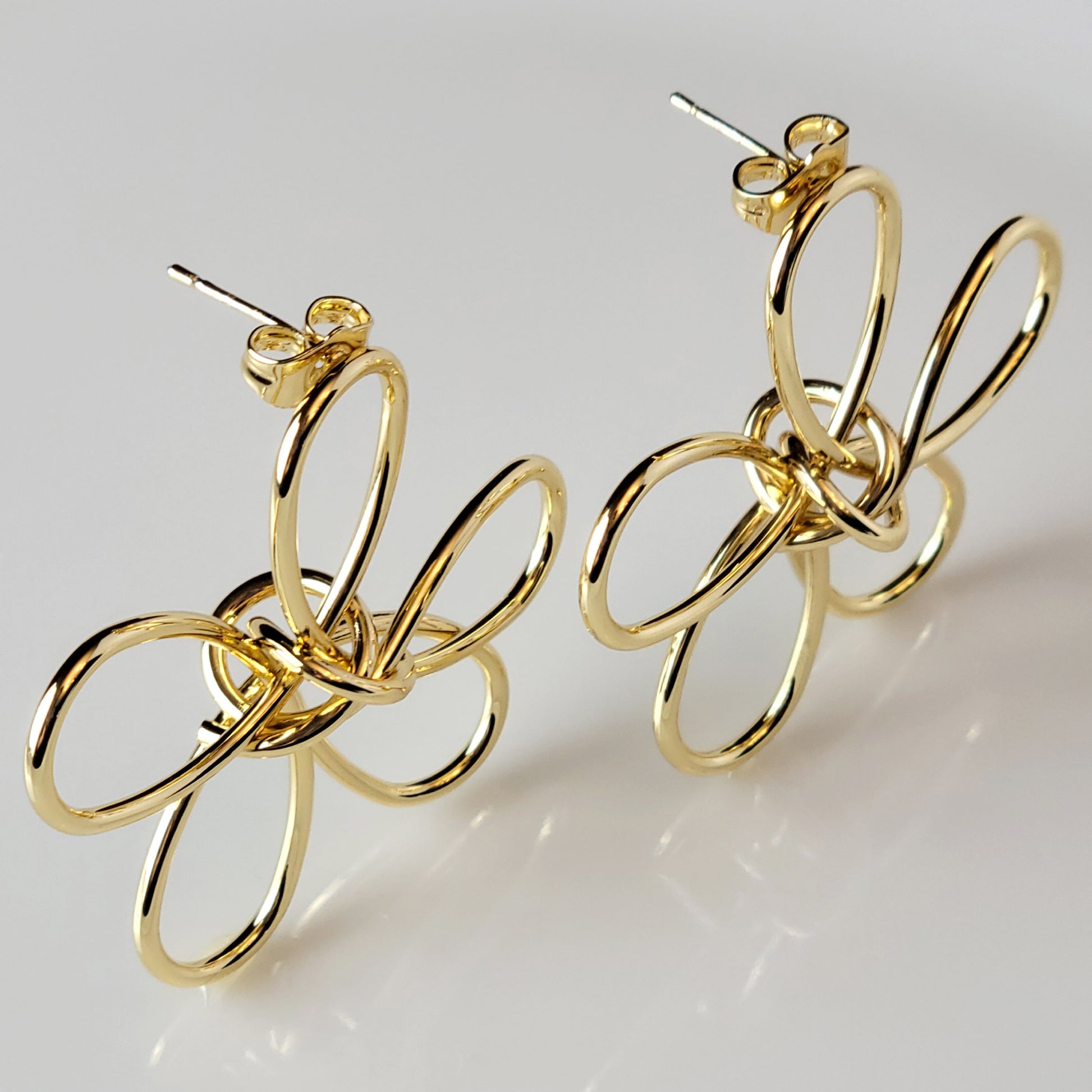 These wire frame flower dangle earrings are crafted with hypoallergenic, tarnish-proof stainless steel. Sustainable and low maintenance, they provide a lightweight and high-quality option for everyday wear.