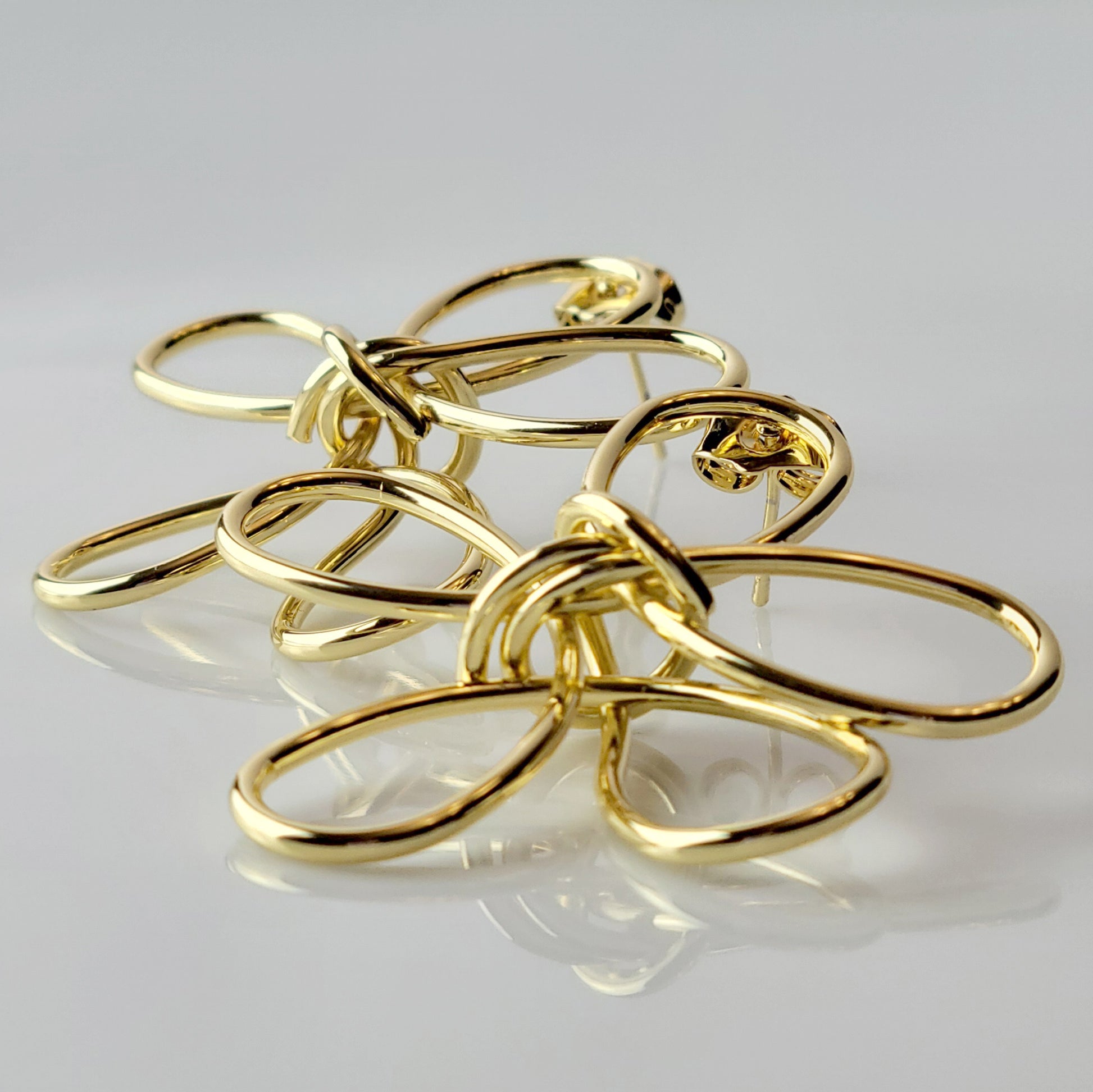 These wire frame flower dangle earrings are crafted with hypoallergenic, tarnish-proof stainless steel. Sustainable and low maintenance, they provide a lightweight and high-quality option for everyday wear.